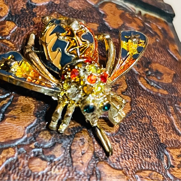 RARE! Joan Rivers “Fall Bee” Signed With Crystals & high quality enamel! - Picture 14 of 16